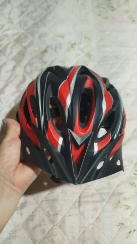 Capacete bike com luz de sinalização