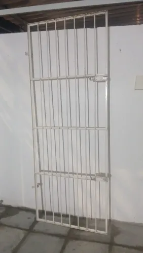 Grade de ferro pra porta medida 200 de altura e 80 cm de largura .