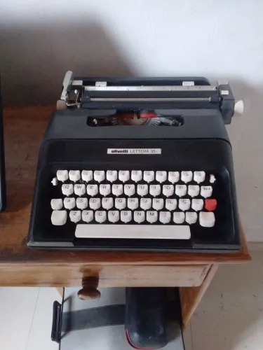 Máquina de escrever Olivetti Lettera 35l