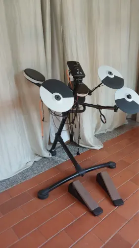 Bateria eletronica Roland - v dreams TD1 2 meses de uso 1 conjunto de baquetas de brinde