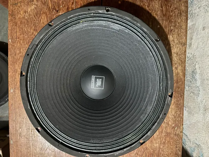 2 Alto Falantes de 15 polegadas 