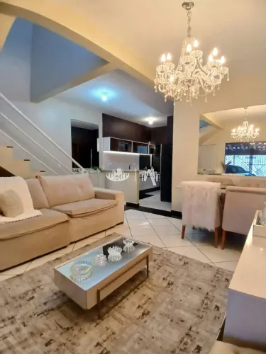 Sobrado com 3 Quartos para alugar, 90 m² por R$ 2.700/mês - Interlagos - Londrina/PR
