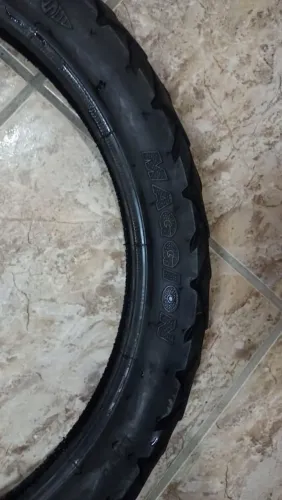 Pneus de moto 90/90/19