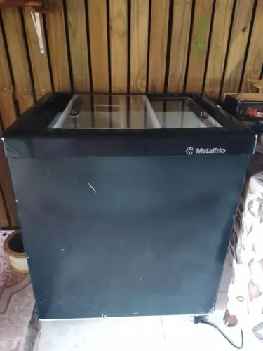 Freezer Expositor Horizontal Metalfrio com Tampas de Vidro Deslizantes