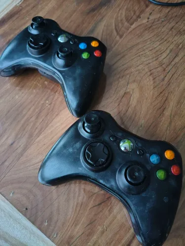 Par de Controles Microsoft Xbox 360 (arrumar não ligam)