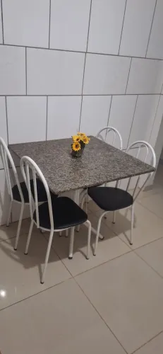 Mesa e cadeira