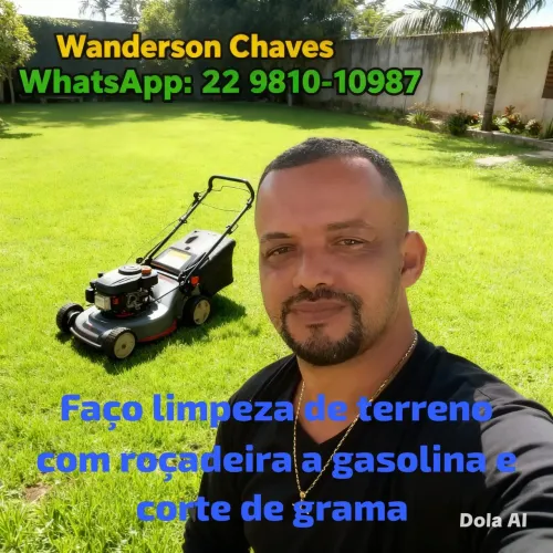 Corte de grama é limpeza de terreno com roçadeira a gasolina