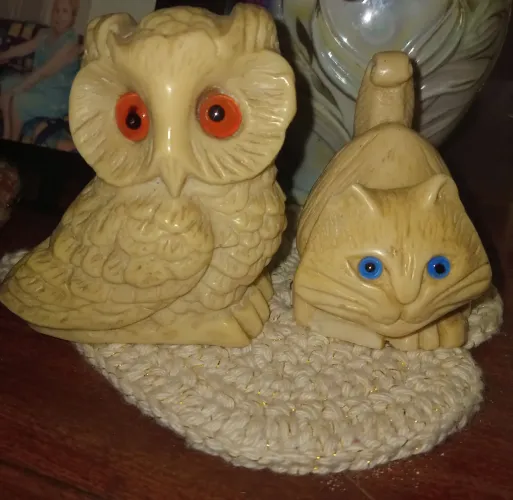 Estatuetas decorativas, gato e coruja.