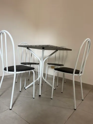 Mesa com 4 cadeiras