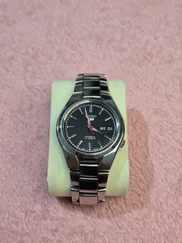Seiko 5 Automático Waffle Dial - Preto
