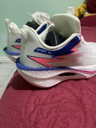 Tênis feminino para corrida.