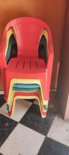 Mesa e cadeira de plastico
