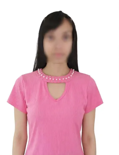 Blusa de gola decorada