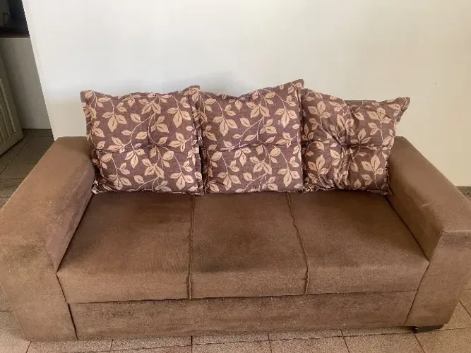 Sofá de três lugares