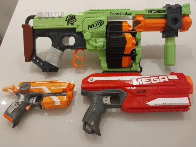 Kit com três armas Nerf + munições 
