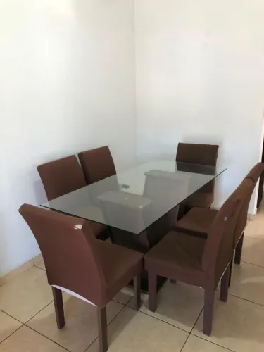 Mesa de vidro com 6 cadeiras em bom estado de conservação!