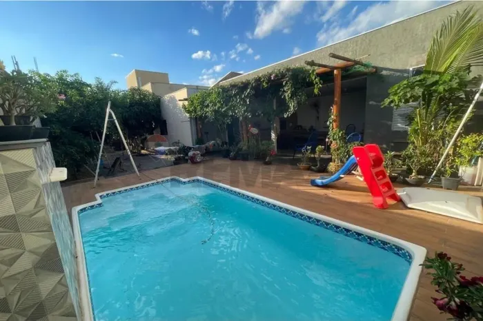 VENDO CASA COM PISCINA E ENERGIA SOLAR NO BAIRRO SAGRADA FAMÍLIA
