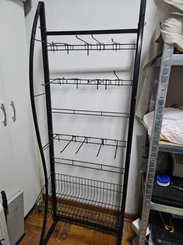Expositor com gancho e cesta