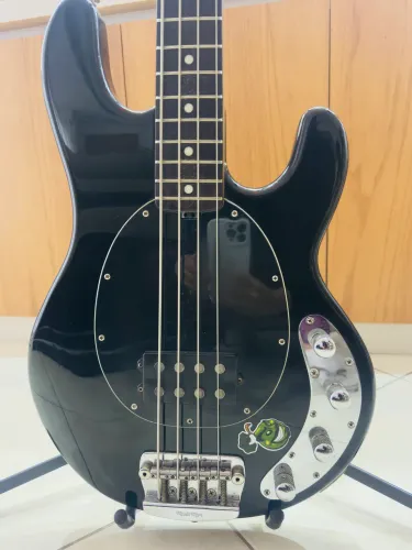 BAIXO MUSIC MAN STINGRAY 4 cordas