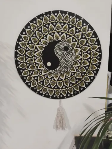 Mandala da dualidade com técnica de pontilhismo e strass