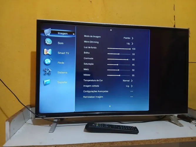 Vendo TV de 32 polegadas, ela é smart, mas precisa configurar e eu não sei 