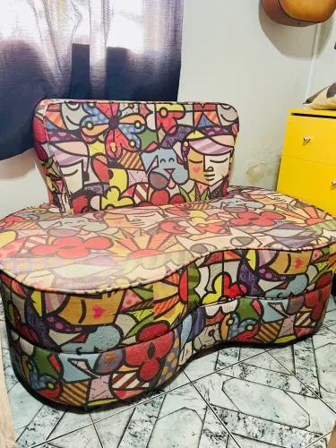 Sofá Romero Britto estilo Feijão 2 Lugares