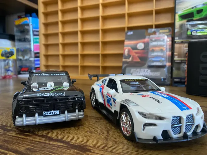 2 CARROS EM MINIATURA 1:32 COM LUZ, SOM E FUMAÇA, PARTES MÓVEIS NOVO