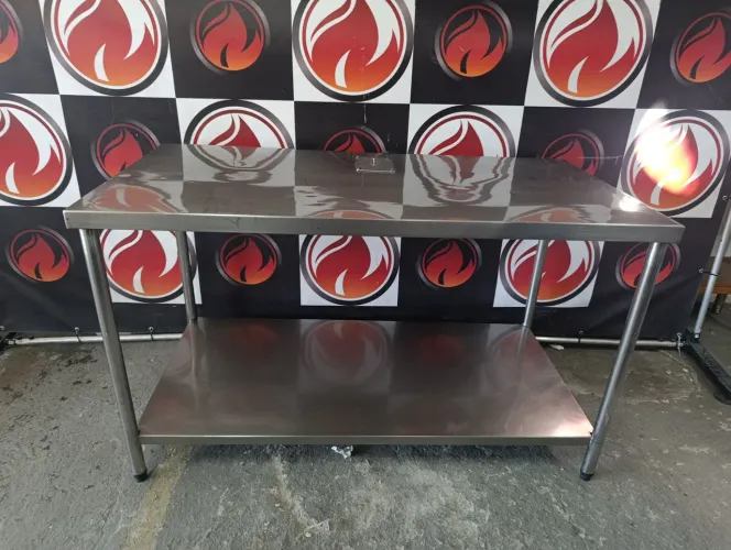 Mesa lisa toda no aço inox ótimo estado tem um detalhe uma chapa de inox <br>(Obs ) Tem detal