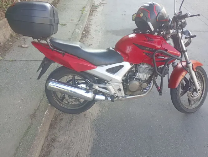 CBX Twister 08 por carro