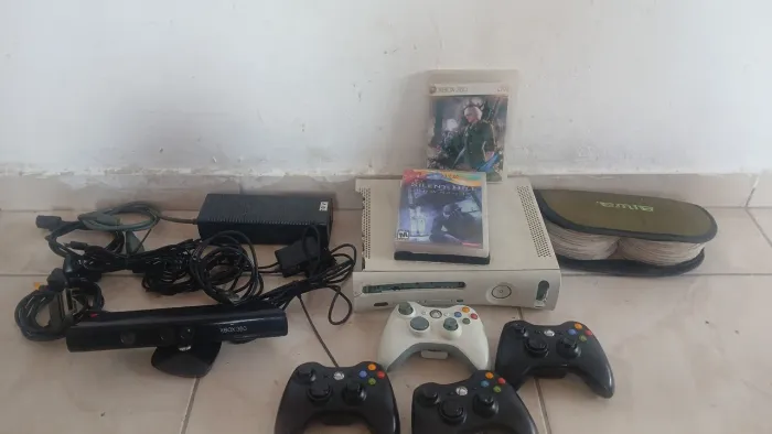 Xbox 360 arcade com avarias na carcaça