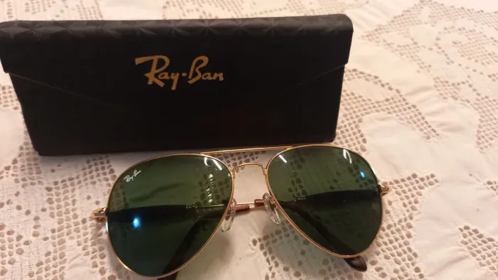 Vendo um óculos Rayban novo original.