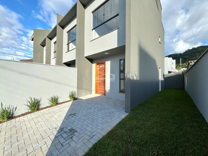 Sobrado novo e semi mobiliado com 02 dormitórios, sala de estar aconchegante, cozinha e sa