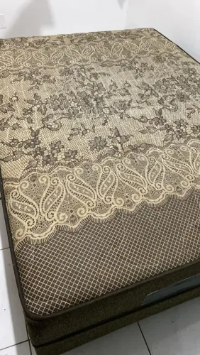 Cama de casal, em bom estado 