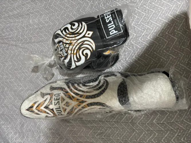 Luva e caneleira de muay thai Pulser