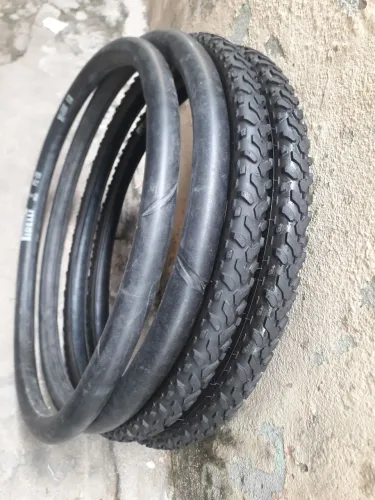 PAR DE PNEUS PIRELLI COM AS CÂMERAS DE AR