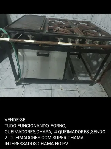 Vende-se fogão industrial com forno,chapa e 4 queimadores tudo funcionando