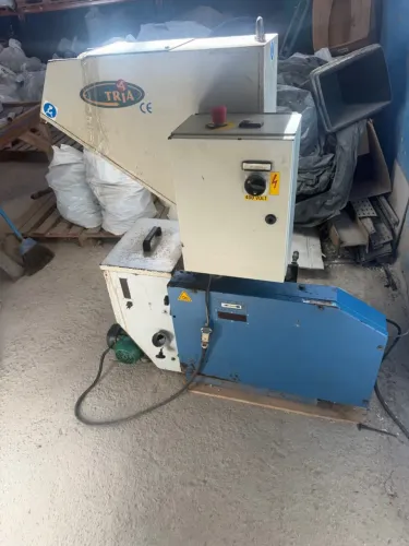 Vendo Moinho pé de máquina