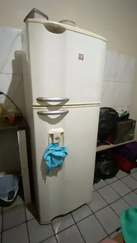 Vende -se uma geladeira e um fogão, valor 800 reais