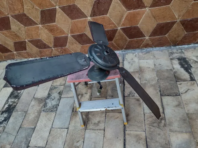 Ventilador de teto em bom estado 