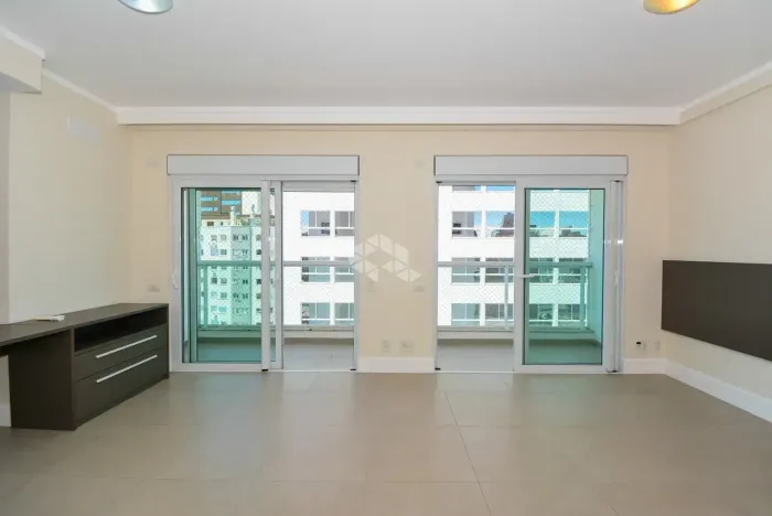 APARTAMENTO SEMIMOBILIADO COM 1 SUITE E LAZER COMPLETO NO CENTRO DE FLORIANÓPOLIS