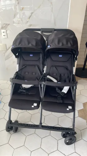 Carrinho duplo de bebê