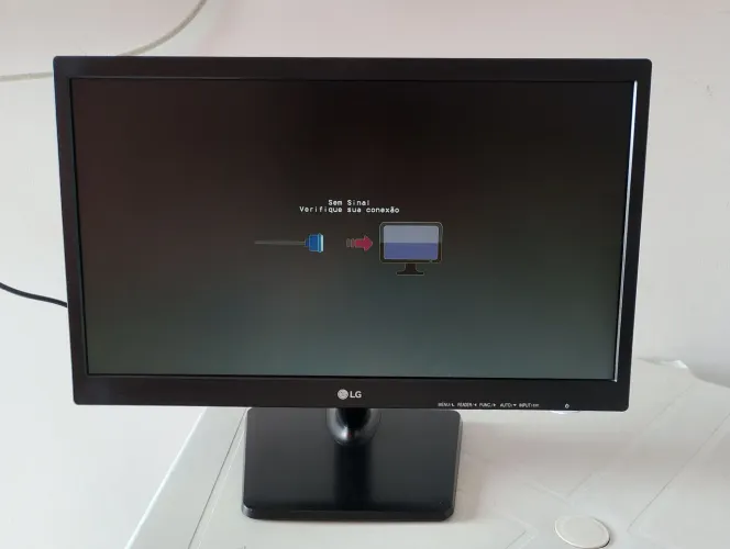 Monitor LG de 19.5 polegadas com entrada D-SUB (VGA) Em perfeitas condições.