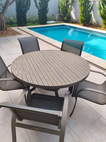 Conjunto mesa, cadeiras e espreguiçadeira