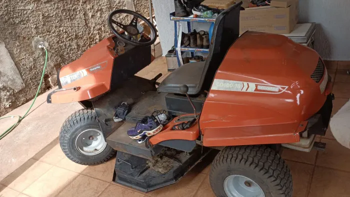 Trator cortar grama