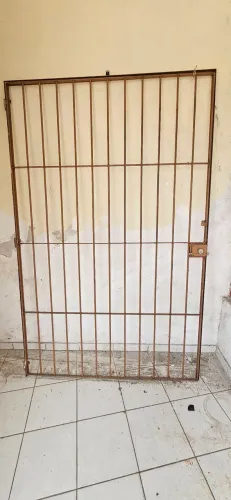 Portão de segurança com batente, em excelente condição.