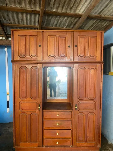 Vende-se guarda roupa de madeira