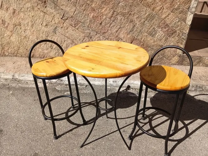 Mesa ferro e madeira com 2 banquinhos