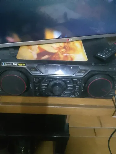 Som LG 1800wats , excelente,som forte ,muito potente funcionando tudo certinho ,som de qua