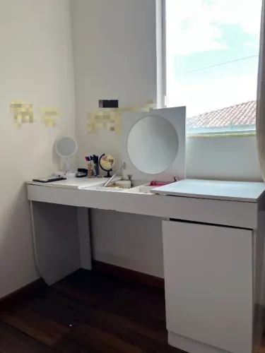 Escrivaninha/penteadeira branca espaçosa com armário. *Aceito negociação de valor!!*