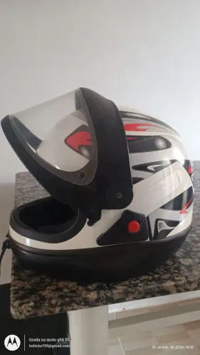 Vendo dois capacetes.